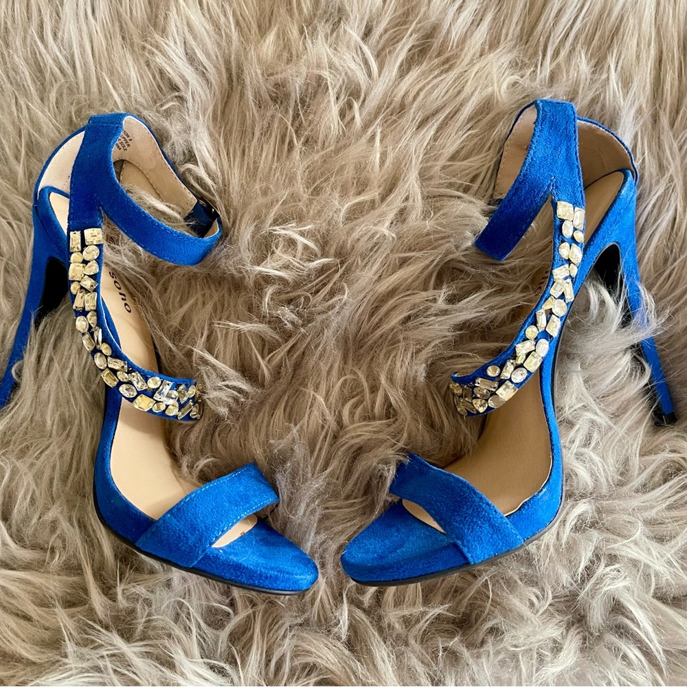 NWOT Zigi Soho Blue Heels with Accents